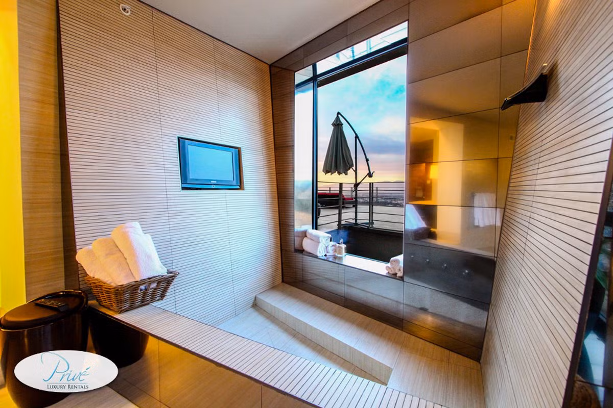 Khách có thể vừa tắm, vừa xem tivi.