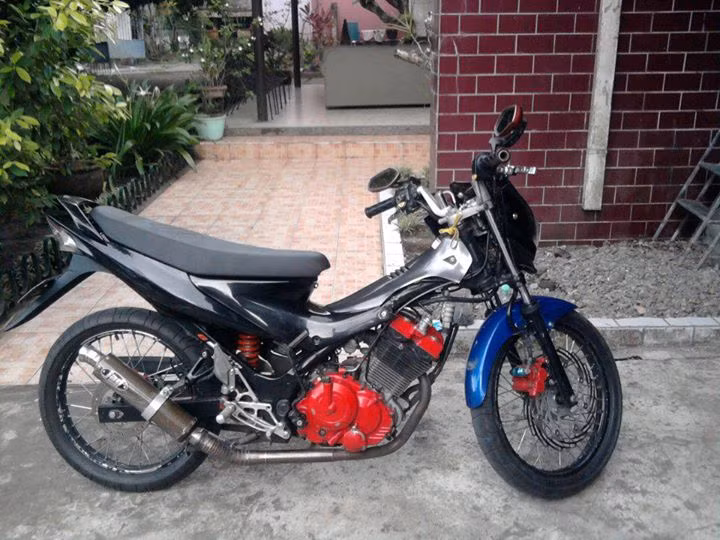 Thêm một chiếc Raider với bộ máy đỏ lòm nhức mắt.