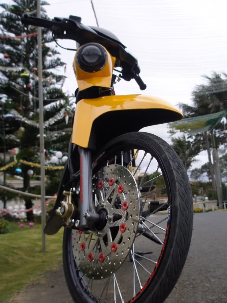 Dĩa trước size lớn vân carbon trong lòng dĩa.