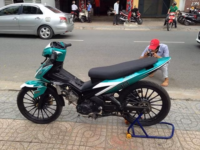 Xe mượn chân chống của xe phân khối lớn.