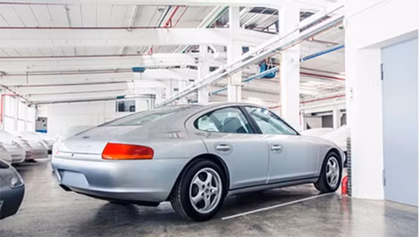 Ước tính, tại đây có ít nhất 300 chiếc siêu xe của hãng Porsche từ những chiếc 911 4 chỗ 4 cửa tới những mẫu concept đang trong quá trình phát triển như...