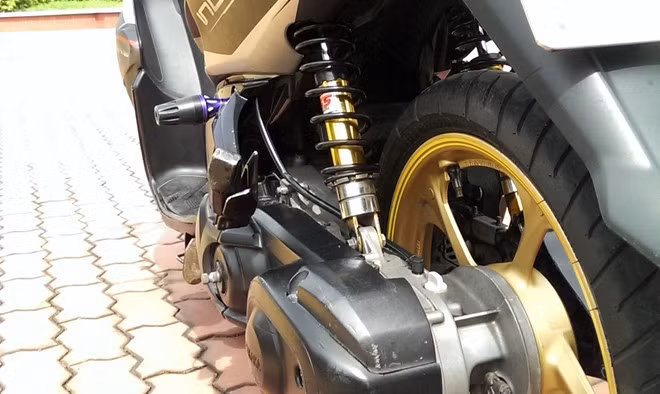 Xe trang bị phuộc sau YSS New Pro Z. Trên thị trường, loại phuộc này có giá khoảng 1 triệu đồng/cặp (hàng Thái).