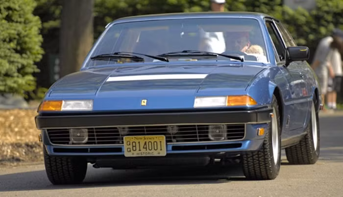 7. Chiếc xe này được một "kẻ gàn dở" ở New Jersey (Mỹ) thay thế động cơ V12 nguyên bản bằng một động cơ diesel (6.0L, 6 xi-lanh) loại dùng cho ca nô. Chiếc xe vẫn có thể chạy nhưng khói mù mịt và không thể ra đường vì sẽ bị phạt ngay lập tức.