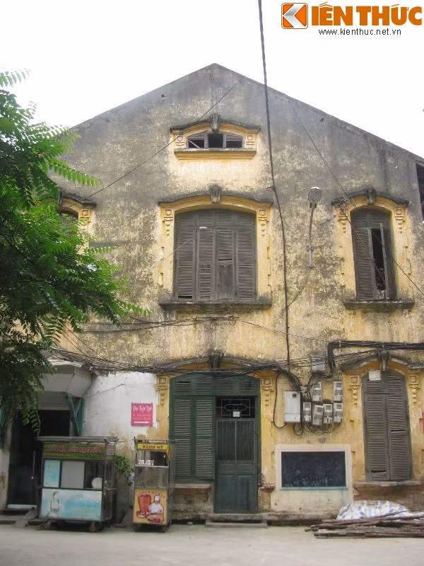 Nhìn từ bên ngoài, người ta dễ dàng nhận thấy sự xuống cấp trầm trọng của căn biệt thự 2 tầng kiểu Pháp này. Giữa Thủ đô hoa lệ nhưng 13 hộ dân ở đây luôn phải sống trong cảnh thiếu thốn đủ đường từ thiếu nước đến thiếu nhà vệ sinh...