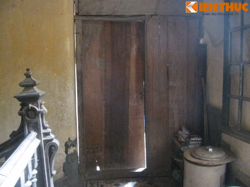 Trước đây, căn biệt thự được chia phòng rõ ràng nhưng nay mỗi phòng lại được chia làm 2-3 phòng nhỏ để ở. Các phòng được ngăn cách với nhau bằng những bức tường mỏng, còn cửa phòng thì được tạo bởi vài tấm gỗ hoặc thanh nứa thô sơ.