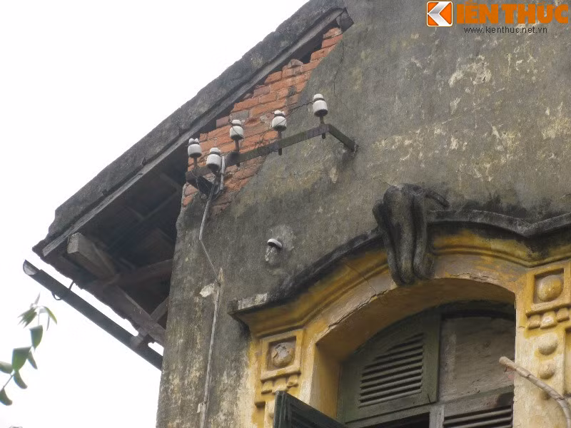 Mái ngói cũng bị vỡ khiến nước thường xuyên ngấm vào nhà.