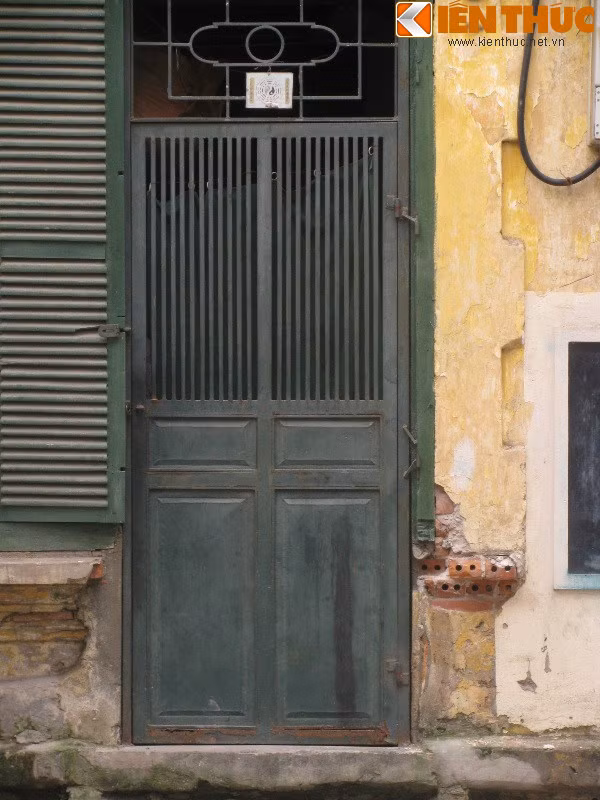 Nhiều bức tường đã bị bong tróc, một số nơi gạch trơ ra ngoài...