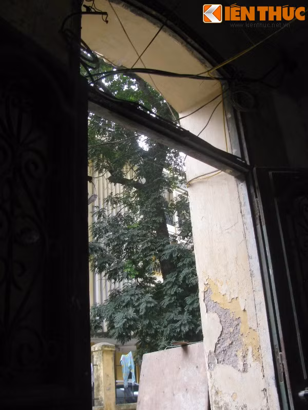 Theo những người dân sống ở đây, mặc dù biệt thự xuống cấp nhưng họ không dám sữa chữa bởi đây là căn biệt thự có giá trị lịch sử, đã có quy định nghiêm cấm việc cải tạo, phá dỡ.