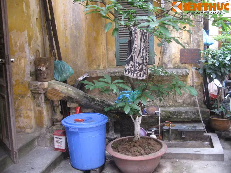 Vì quá chật chội, nhiều hộ gia đình phải tận dụng không gian bên ngoài làm nơi rửa, giặt giũ. Tuy nhiên, nhiều hộ vẫn chưa dẫn được nước về.