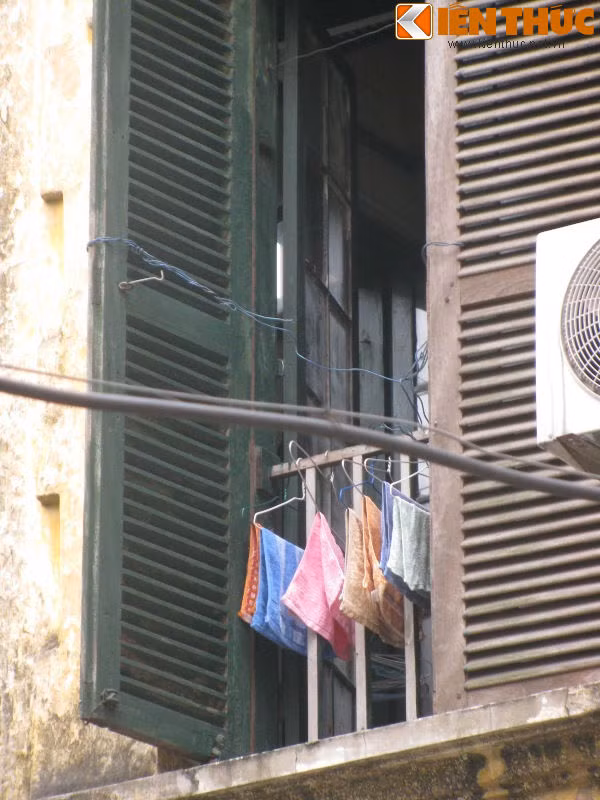 Với diện tích chỉ 20 m2 một phòng, mỗi gia đình chỉ đủ kê một chiếc giường và một tủ quần áo. Mọi không gian trống khác ở trong nhà như cửa sổ, khoảng không giữa cầu thang, hành lang... đều được tận dụng để phơi quần áo và để đồ.