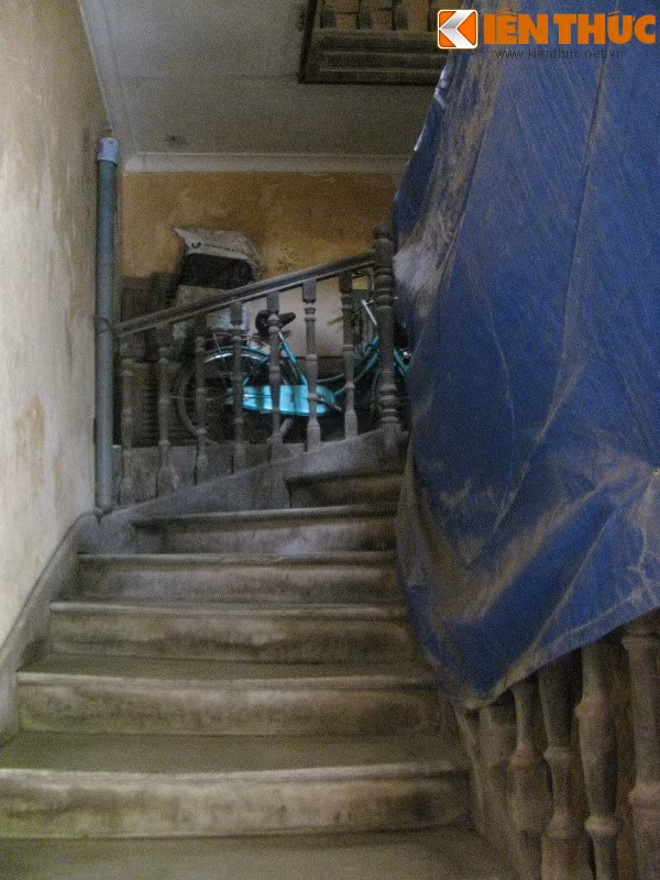 Trong 13 hộ dân thì có 6 hộ sống ở tầng 1, 6 hộ khác sống ở tầng 2, còn 1 hộ sống dưới gầm cầu thang. Cầu thang nối 2 tầng hiện cũng rất ọp ẹp, được che chắn bằng các tấm bạt.