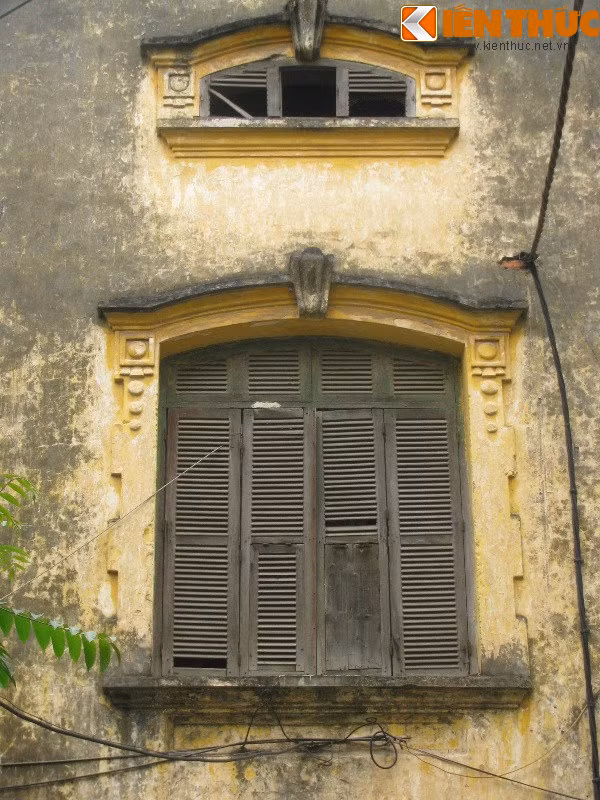 Nhiều cánh cửa của biệt thự đã mục nát được thay thế bằng các tấm gỗ. Một số cửa sổ khác thậm chí không còn cánh cửa.