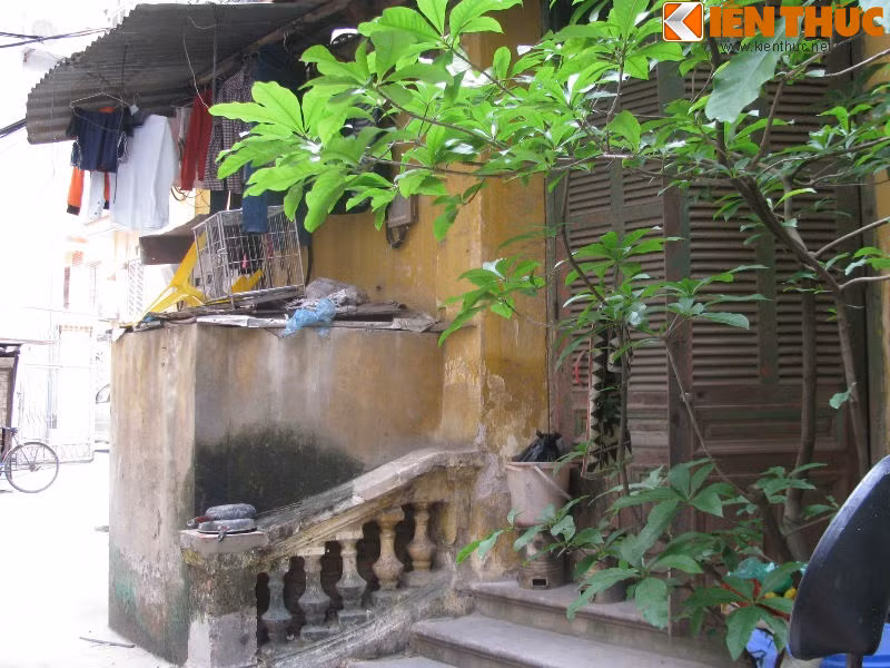 Không có nhà vệ sinh, nhiều hộ phải làm nhà vệ sinh bên ngoài. Nhiều hộ khác phải dùng nhà vệ sinh chung cách đó 100 m.