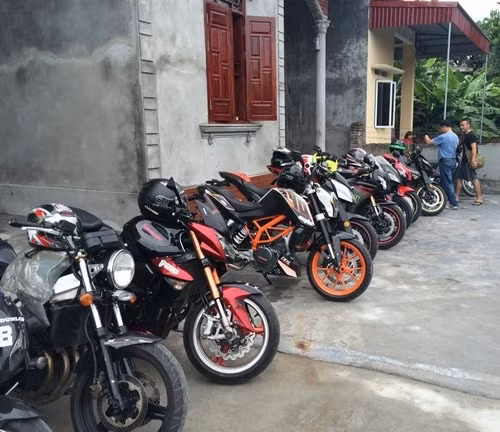 Cách đây vài ngày, dàn siêu môtô của một câu lạc bộ chơi xe khủng ở Hà Nội có dịp ghé thăm nhà "ca sĩ" Lệ Rơi - hiện tượng đang nổi đình nổi đám trên Youtube và các mạng xã hội khác khi liên tục tung ra những phiên bản "nhạc chế" khủng khiếp.