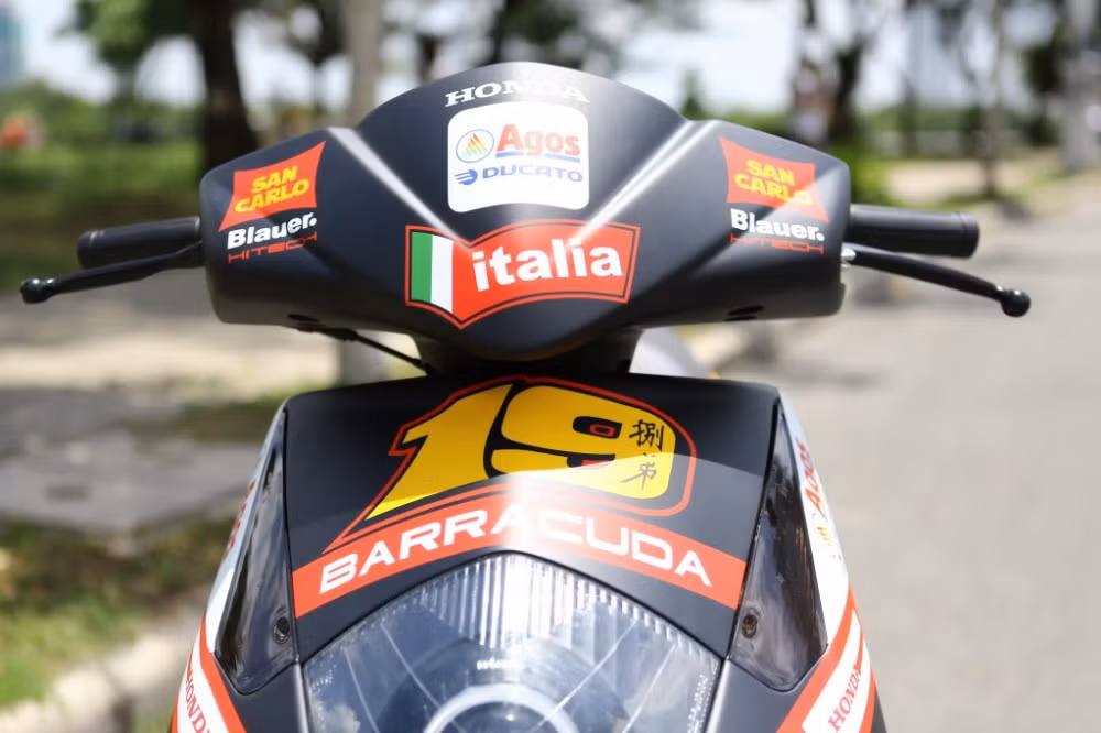 Đầu xe cá tính. 3 màu sắc chủ đạo được sử dụng trên xe là màu đỏ, trắng, xanh chính là 3 màu sắc trên quốc kỳ của nước Ý.