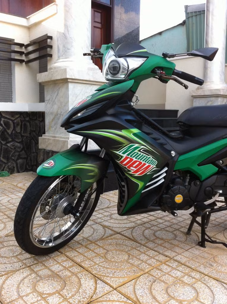 Nhiều đồ chơi hàng hiệu được trang bị cho chiếc Exciter này như: bao tay, kính Rizoma, tay thắng Biker Eco, đèn gương cầu...