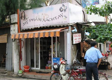 Cửa hàng bán hàng xách tay Nhật trên phố Nguyễn Sơn. Ảnh: Đất Việt.