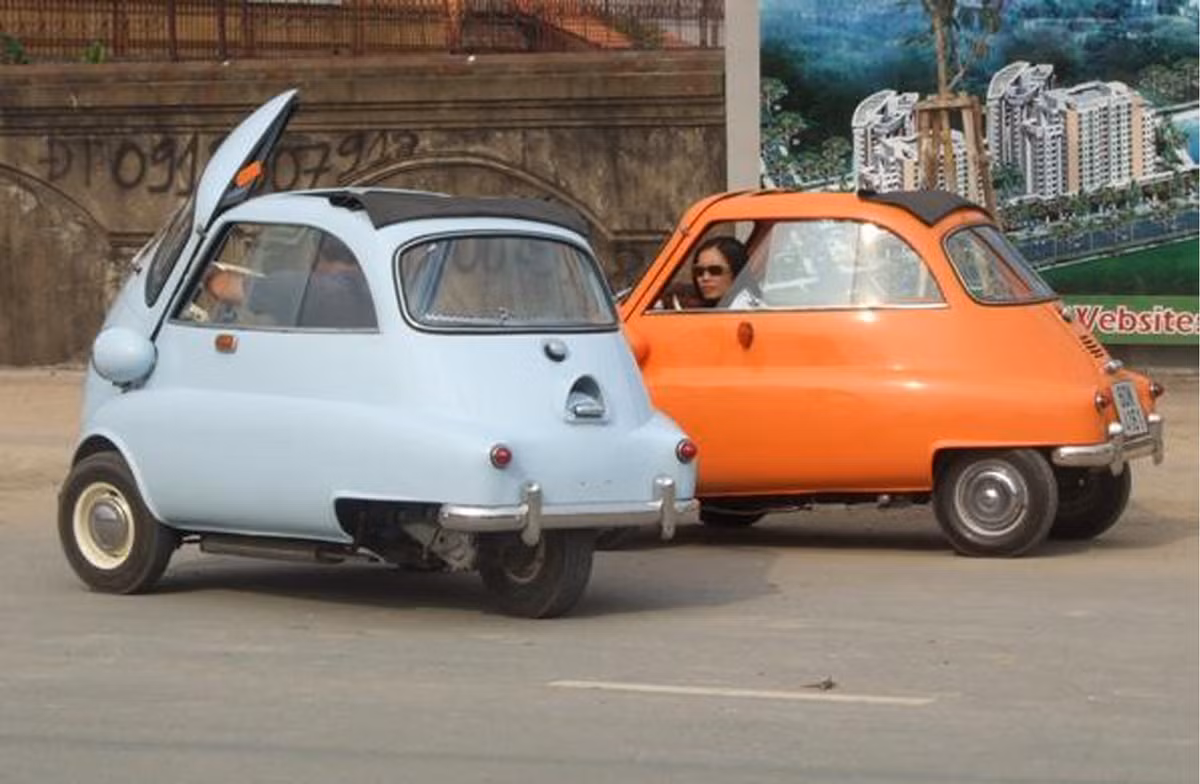 Mặc dù BMW là hãng xe Đức nhưng tên xe Isetta không hề Đức chút nào. Đơn giản vì nó được người Ý thiết kế và người Đức mua vào năm 1955.