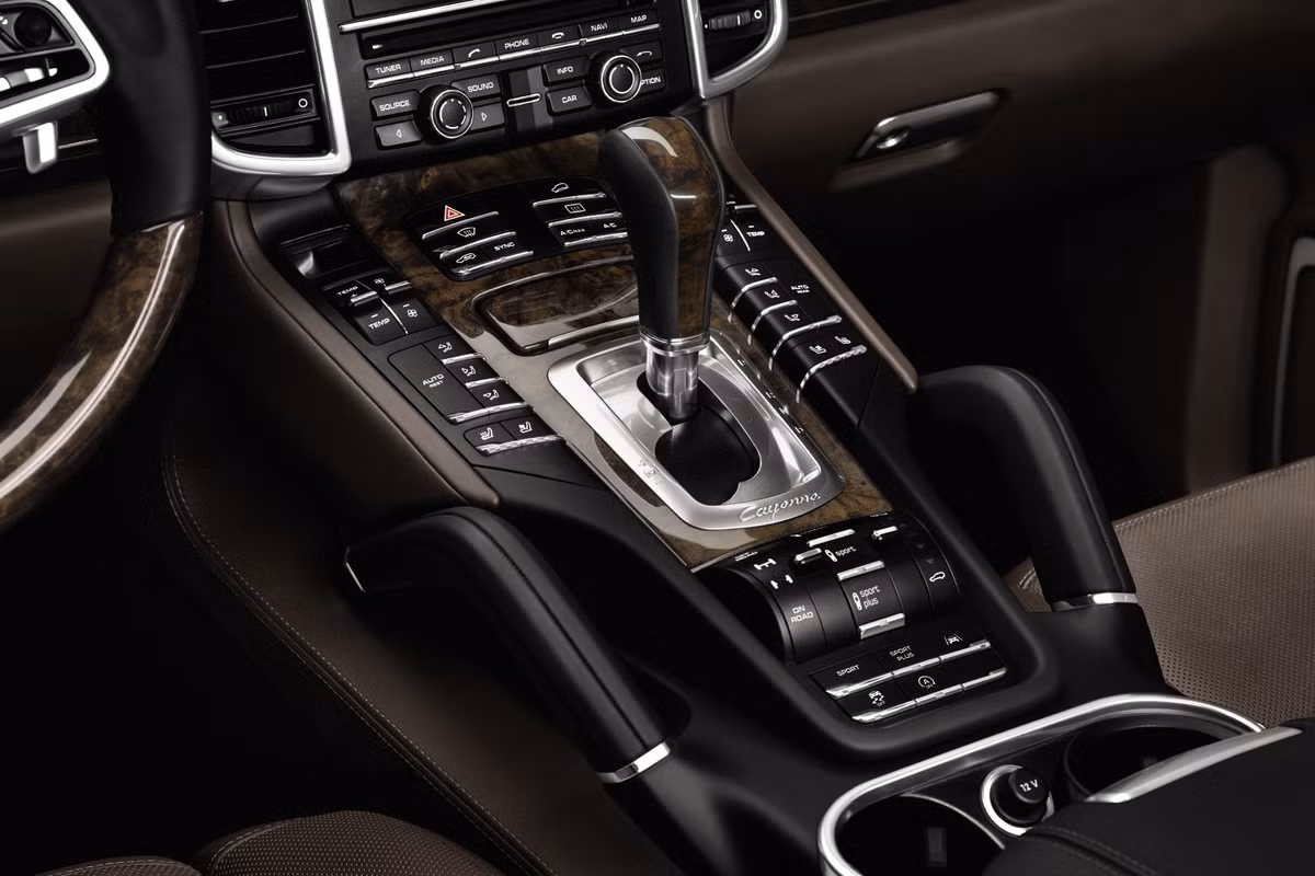 Những trang bị hiện đại trên phiên bản cao cấp này: Hệ thống quản lý liên lạc Porsche với chức năng định vị hiển thị 3D, màn hình hiển thị 7 inch độ phân giải cao radio với bộ dò đài kép, đầu đọc CD/DVD đơn với chức năng đọc MP3, cổng kết nối đa phương tiện và USB.