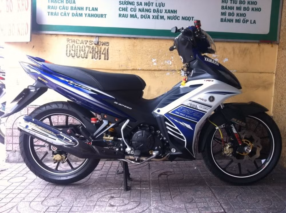 Xe được trang bị mâm Daytona đi cùng vỏ Michelin và sên dĩa vàng. Bộ tem nguyên bản đời này đã rất chuẩn nên chủ xe không thay thế.