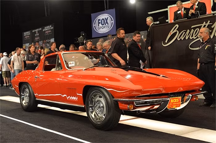 10. Chevrolet Corvette L88 1967 – 3.850.000 USD. Hãng Chevy chỉ trình làng 20 chiếc L88’ Vettes vào năm 1967, phiên bản sở hữu tông đỏ và đen này đã lập mức kỉ lục với giá bán cao nhất cho hãng này.