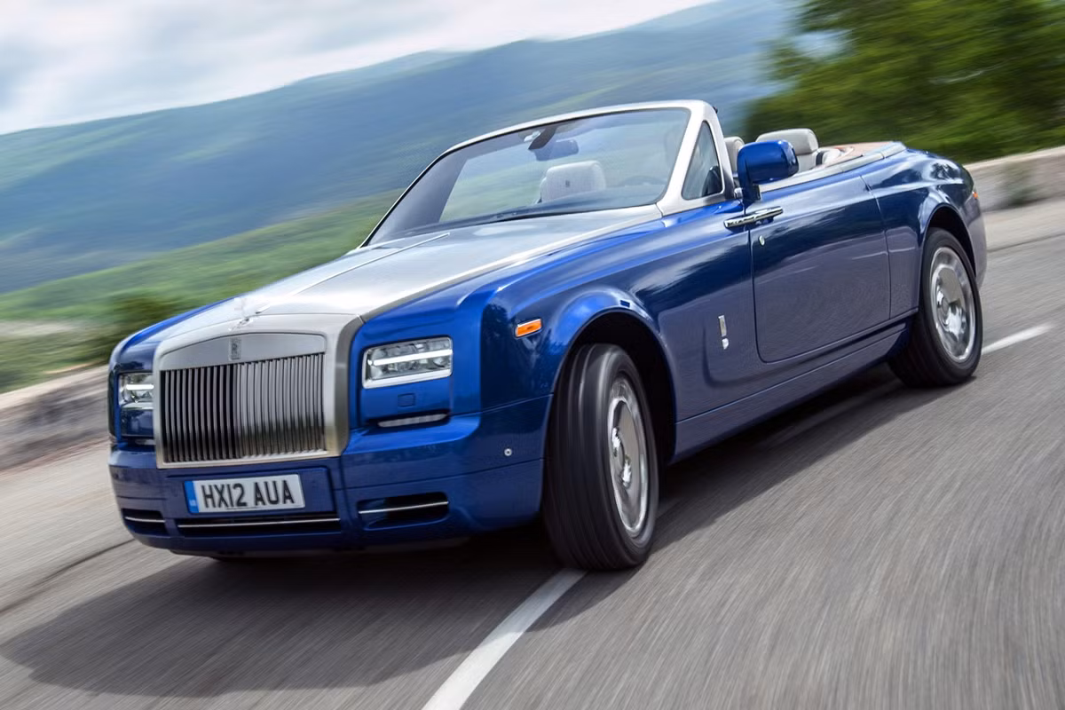 Rolls-Royce Phantom Drophead Coupe giá 30,199 tỷ đồng. Xe có khả năng tăng tốc từ 0-100 km/h trong 5,8 giây, tốc độ tối đa 240 km/h. Mức tiêu hao nhiên liệu 14,8L/100km. Kích thước tổng thể của xe 5.612 x 1.987 x 1.556 (mm). Chiều dài cơ sở của xe đạt 3.320 mm.
