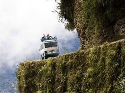 Trước khi vào cua thì người lái tốt nhất là đã phải giảm tốc độ, bắt đầu vào cua thì quay vô lăng nhẹ nhàng vừa đủ để chuyển hướng ôm cua.