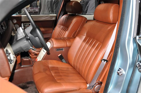 Nội thất xe mang phong cách sang trọng với các chất liệu cao cấp. Tuy nhiên, dung lượng pin của 102EX Electric Car hiện nay chỉ cho phép xe di chuyển trên quãng đường hơn 100 dặm.