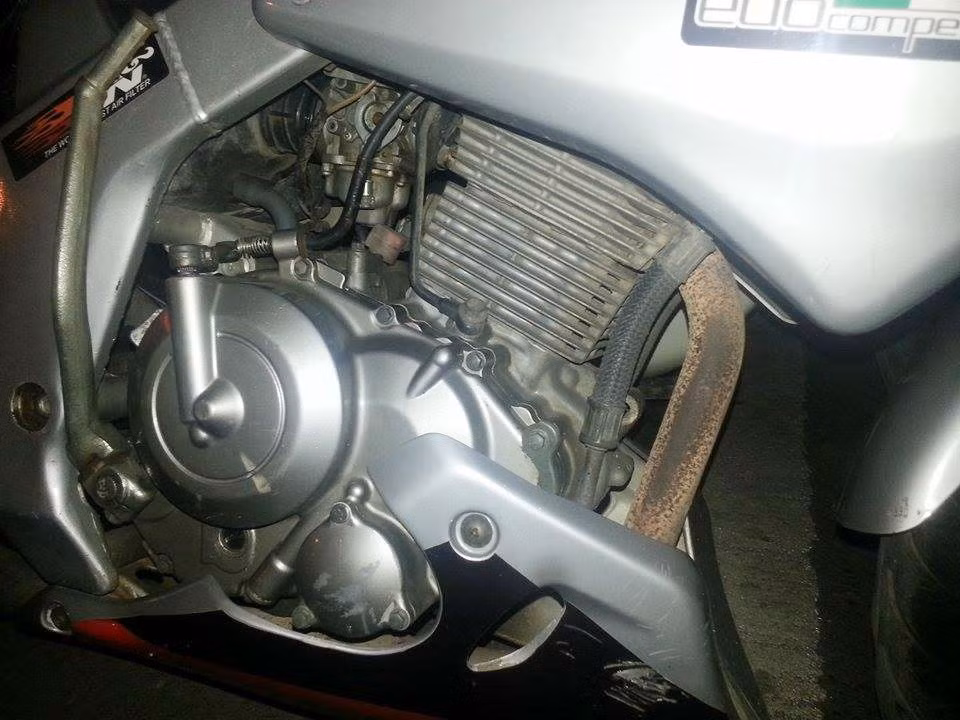 Cái chất của Suzuki FXR150 nằm ở chính "trái tim" của xe. Nội công của cục máy 150cc có thể cho công suất khoảng 20 mã lực. Điều này khiến Suzuki Raider phải thua xa khi chỉ đạt công suất khoảng 16,5 mã lực, còn Suzuki Sport thì chỉ đạt 15,5 mã lực.