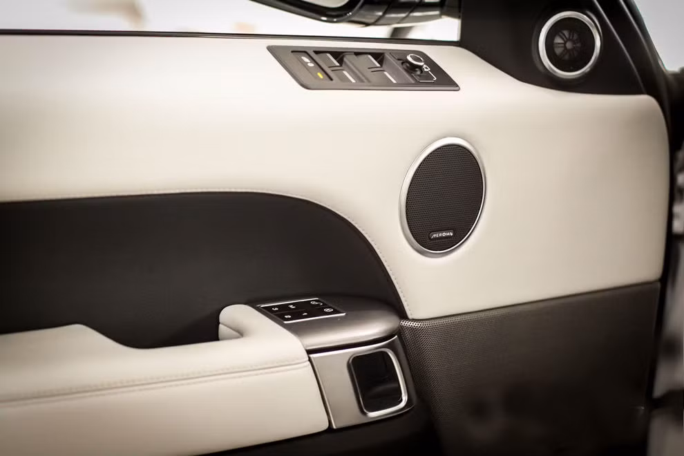 Khi được đưa về Việt Nam, mẫu SUV sang này được đại lý tại Hà Nội đưa ra giá bán là 215.000 USD.