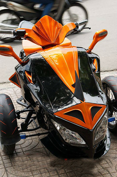 Chủ nhân của nó còn trang trí thêm nhiều đồ chơi biến chiếc xe trở thành một chú tê giác thực thụ. Với tông màu đen cam nổi bật, ngắm nhìn chiếc xe này người ta có thể nhận biết được đầy đủ các bộ phận của một chú tê giác như: mũi, mắt (chính là đèn xe), tai (chính là gương xe).