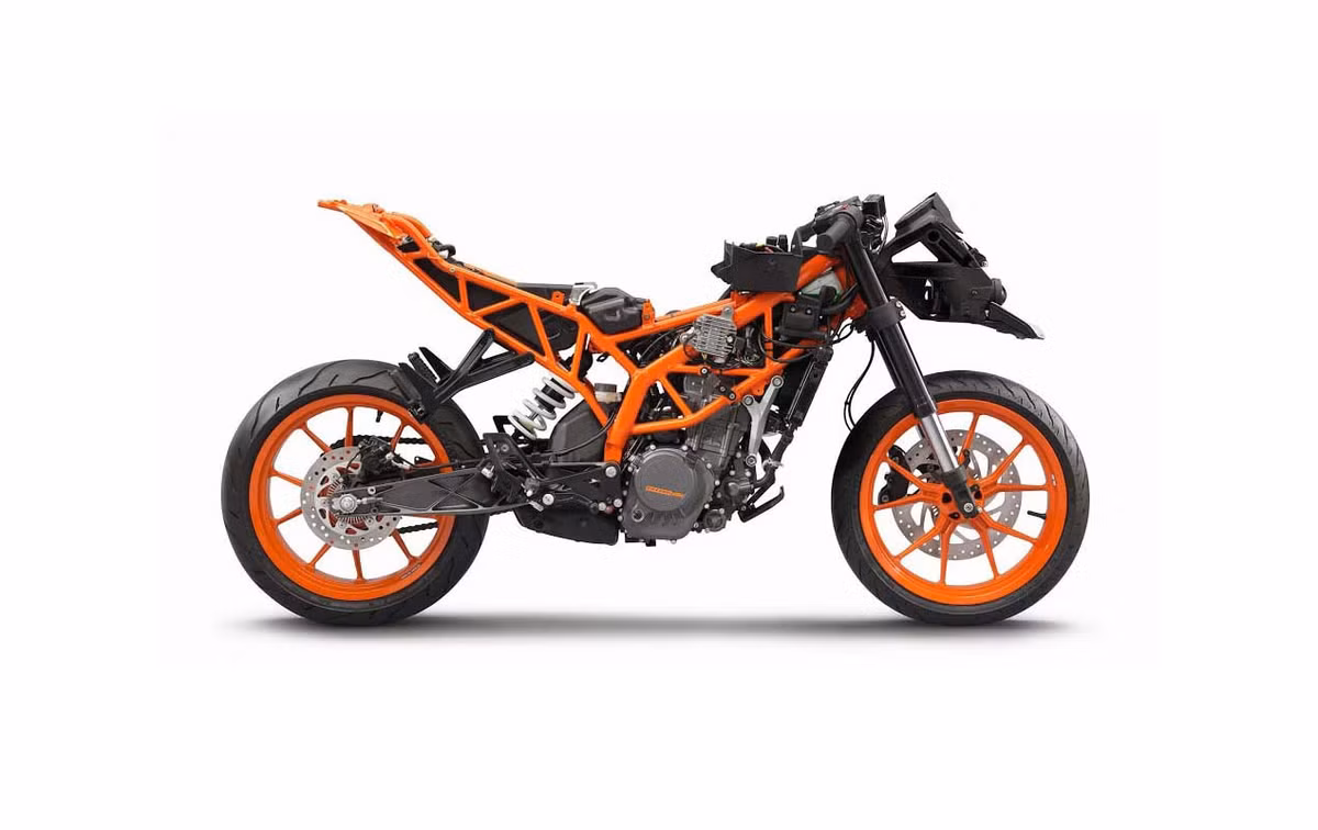 KTM RC 125 được trang bị một số chi tiết điển hình như: hệ thống đèn với đèn pha trước gương cầu đôi tăng sức chiếu sáng cũng như thẩm mỹ trong thiết kế ở phần đầu xe, cặp gương chiếu hậu mới đặt ngay trên kính chắn gió tăng tính tiện lợi cho các tay lái. Đèn hậu full LED được đặt ở phần cuối đuôi xe trông khá hấp dẫn.