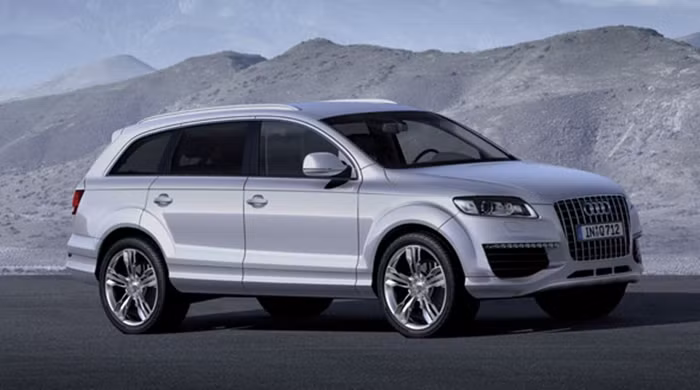 10. Audi tự tin khẳng định chiếc Q7 V12 6.0L này là xe hơi chạy máy dầu mạnh nhất thế giới tính đến thời điểm hiện tại. Nó có khả năng sinh công suất tối đa 500 mã lực và tốc độ 350km/h.