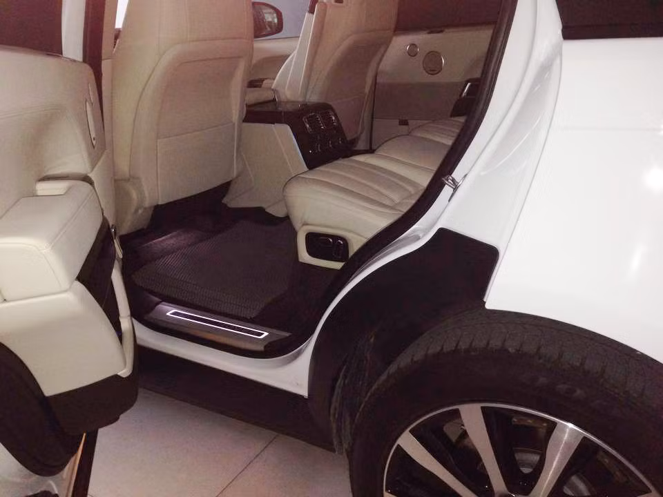 Nội thất có 3 màu sắc cho khách hàng lựa chọn đó là đen-trắng, nâu-bạc, cà phê-trắng. Ảnh: Facebook Gia Binh.