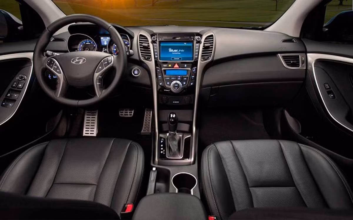 Tuy nhiên, xe chỉ mang lại cảm giác lái "vừa đủ", hệ thống an toàn cũng chỉ có 2 túi khí, và phanh ABS.