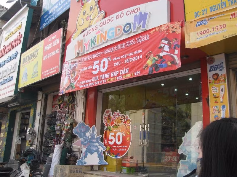 Một cửa hàng đồ chơi trẻ em trên đường Nguyễn Trãi nhân dịp này giảm giá hàng loạt mặt hàng.