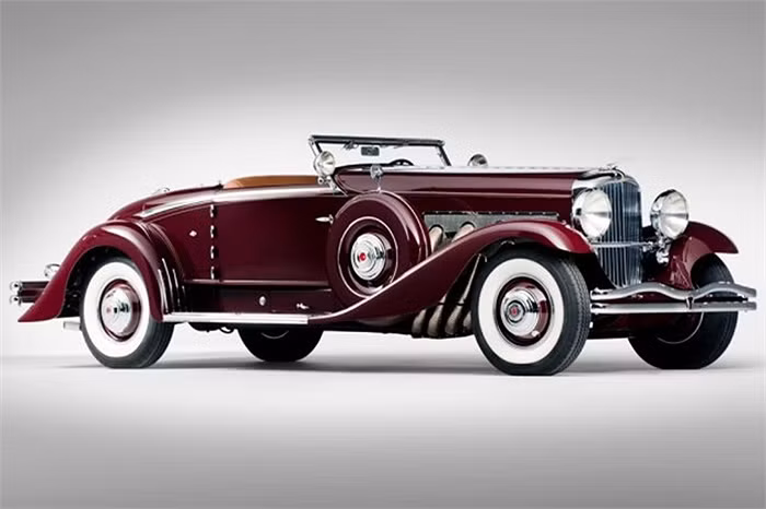 7. Duesenberg Model SJ Convertible Coupe 1935 – 4.510.000 USD. Tại thời điểm hầu hết xe hơi đạt vận tốc tối đa 160 km/giờ, thì chẳng thấm vào đâu so với vận tốc 225 km/giờ mà mẫu xe Model SJ đạt được.