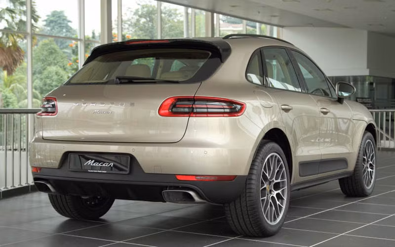 Khách hàng có thể phân biệt Macan cơ bản với các phiên bản S, S Diesel và Turbo bằng cách quan sát tên xe gắn phía sau đuôi. Hoặc phân biệt bằng màu sắc má phanh: Macan cơ bản có má phanh được sơn màu đen còn Macan S/S Diesel sơn màu bạc và Macan Turbo sơn màu đỏ.