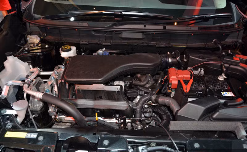 X-Trail mới được trang bị 2 phiên bản động cơ xăng I4 gồm động cơ 2.0 lít MR20DD 144 PS/200 Nm và động cơ 2.5 lít QR25DE 171 PS/233 Nm.