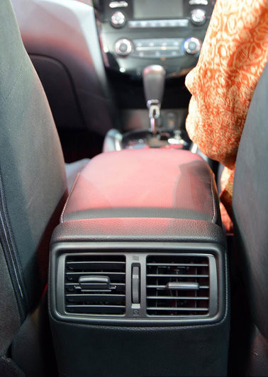 Nissan cung cấp 5 lựa chọn ngoại thất dành cho X-Trail gồm: Premium Bronze Metallic, Floral White, Phantom Black, Smokey Grey Metallic và Diamond Silver Metallic. Hệ thống điều hòa 2 vùng của xe (ảnh).