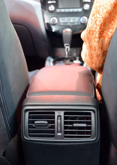 Nissan cung cấp 5 lựa chọn ngoại thất dành cho X-Trail gồm: Premium Bronze Metallic, Floral White, Phantom Black, Smokey Grey Metallic và Diamond Silver Metallic. Hệ thống điều hòa 2 vùng của xe (ảnh).