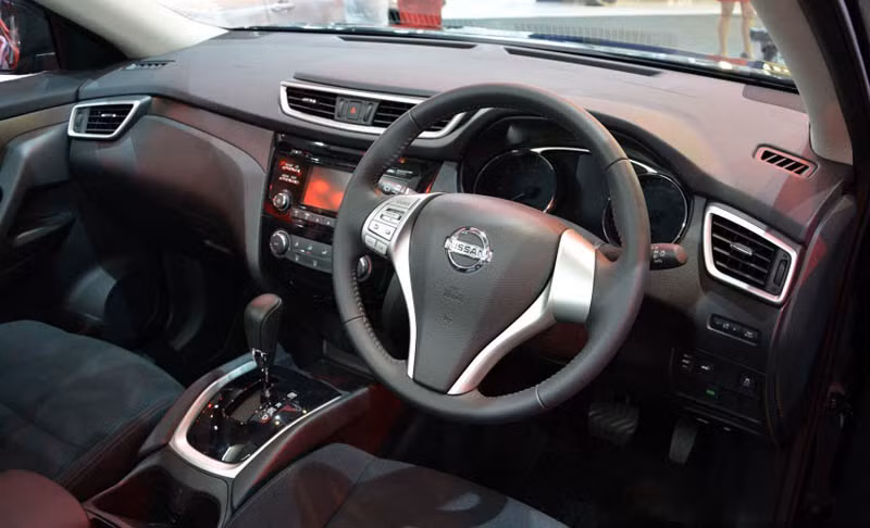 Phiên bản động cơ 2.0 lít có thể tùy chọn hộp số sàn 6 cấp hoặc hộp số CVT Xtronic, phiên bản động cơ 2.5 lít chỉ được có hộp số Xtronic. Xe được trang bị hệ dẫn động cầu trước.