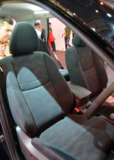 Nội thất xe ảnh hưởng phong cách thiết kế Teana. Xe còn có thêm hàng ghế thứ 3 với kích thước khá chật, phù hợp với trẻ em.