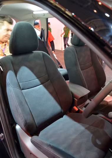 Nội thất xe ảnh hưởng phong cách thiết kế Teana. Xe còn có thêm hàng ghế thứ 3 với kích thước khá chật, phù hợp với trẻ em.