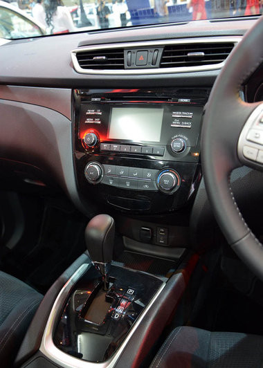 Cả 2 phiên bản X-Trail thế hệ mới đều được trang bị đèn LED daylight, đèn pha tự động, hệ thống điều khiển lái chủ động Active Ride Control.