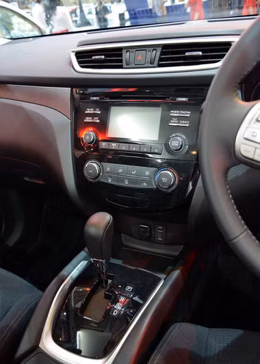 Cả 2 phiên bản X-Trail thế hệ mới đều được trang bị đèn LED daylight, đèn pha tự động, hệ thống điều khiển lái chủ động Active Ride Control.