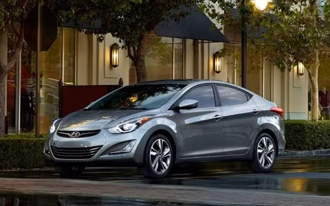 Huyndai Elantra: Huyndai xây dựng thương hiệu của mình dựa trên giá trị từng sản phẩm. Hệ thống tùy chọn Blue Link của Huyndai sẽ trợ giúp người lái nếu chẳng may xảy ra bất kì va chạm nào (tương tự như hệ thống OnStar của hãng GM), hay thậm chí giúp người lái mở khóa xe bằng ứng dụng thông minh.