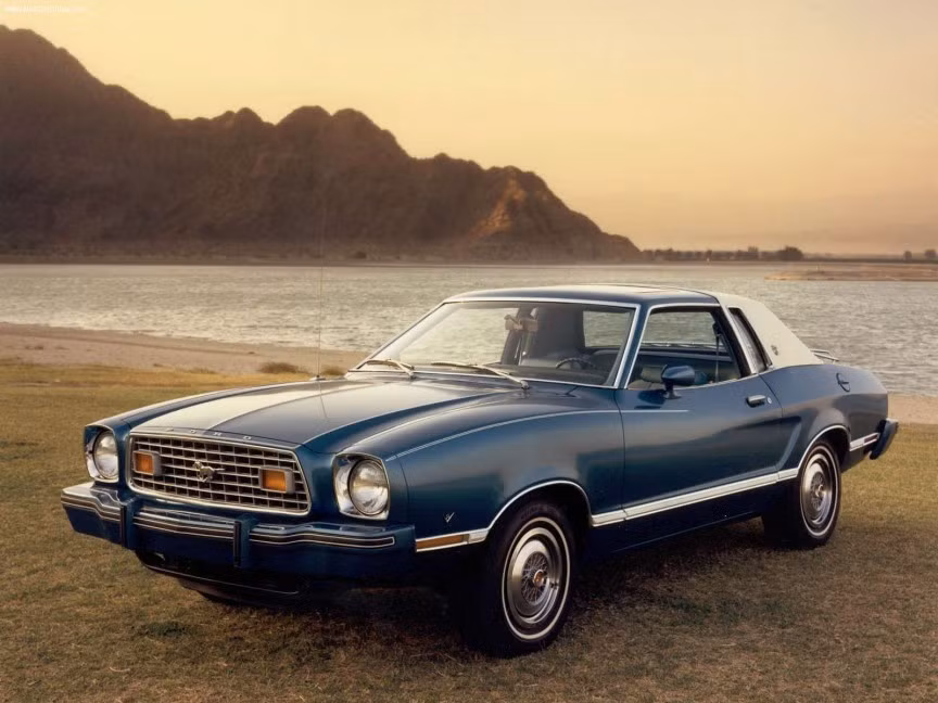 Mustang II 1974: Mustang là một dòng xe đẹp và nổi tiếng khắp toàn cầu…trừ phiên bản Mustang II 1974. Được giới thiệu lần đầu vào 1974, Mustang II là mẫu xe được thiết kế lại từ chiếc Pinto với phần đuôi được trang bị thêm một bình xăng. Khác với tên gọi của mình Mustang II 1974 khá yếu và cực hao xăng. Nên nếu có ý định mua một chiếc Mustang cổ, bạn hãy né cái tên Mustang II 1974 ra.