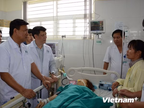 Lãnh đạo Bộ Y tế, Bộ Giao thông vận tải thăm hỏi những nạn nhân vụ tai nạn xe khách tại Lào Cai.