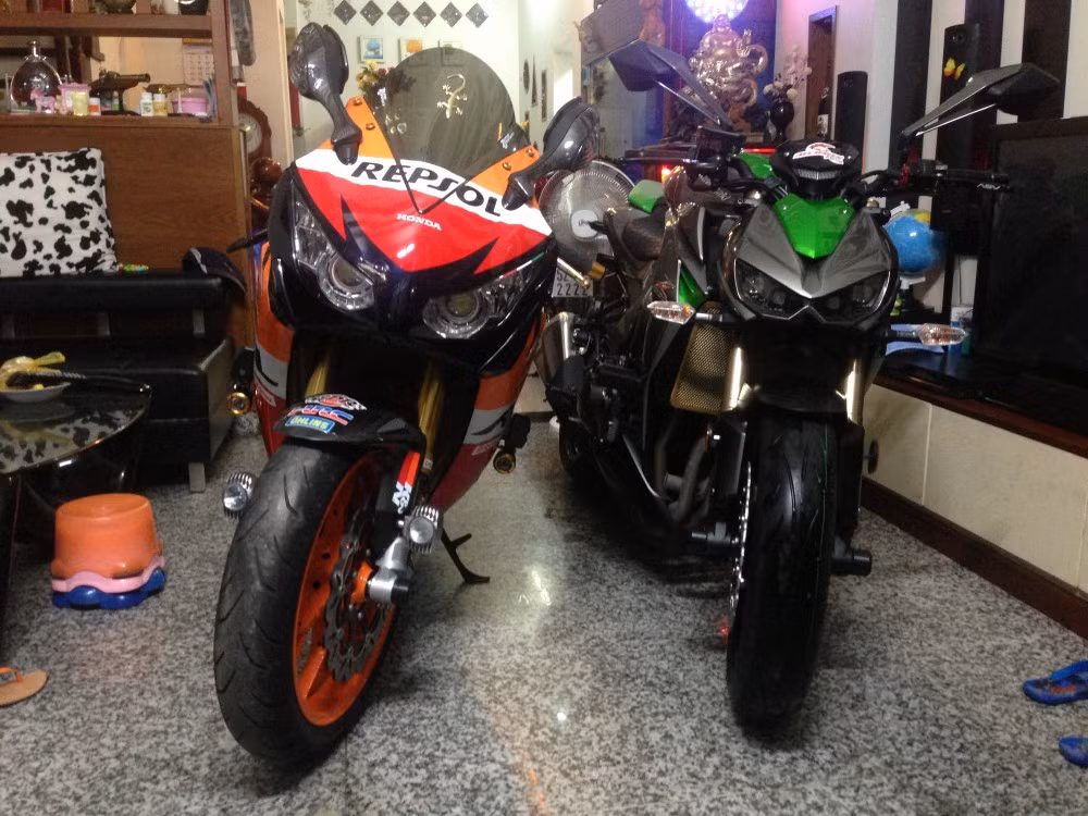 Chủ nhân chiếc Dream này còn sở hữu siêu xe Kawasaki Z1000 2014 mới toanh đầy hầm hố. Ảnh: Tuấn Anh/2banh.